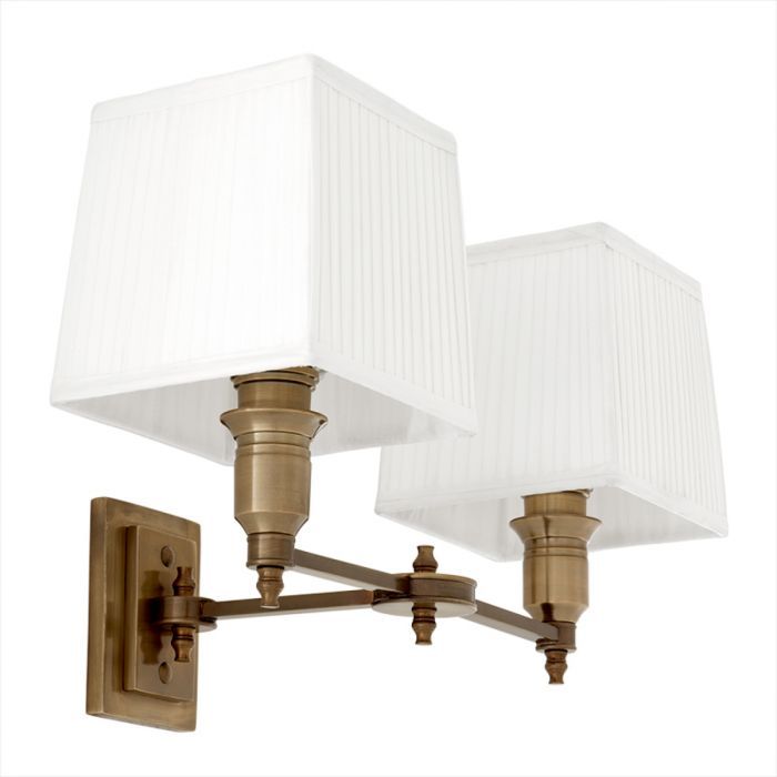 Lámpara de pared Lexington doble con acabado en latón antiguo y pantallas blancas.