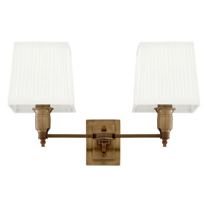 Lámpara de pared Lexington doble con acabado en latón antiguo y pantallas blancas.