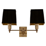 Lámpara de pared Lexington doble con acabado en latón antiguo y pantallas negras.