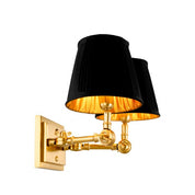 Lámpara de pared Wentworth con acabado dorado doble y pantallas negras.