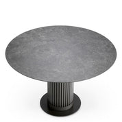 Mesa de comedor exterior Volterra redonda de cerámica gris con acabado bronce