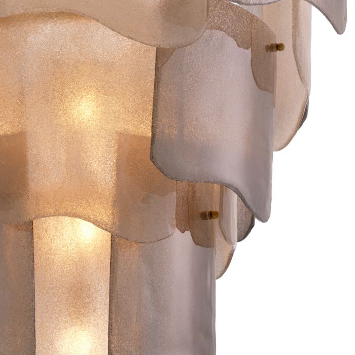 Lámpara de araña Asinara L con acabado en latón antiguo y cristal ahumado.