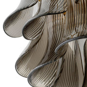 Lámpara de araña Amun con acabado en latón cepillado y cristal ahumado.