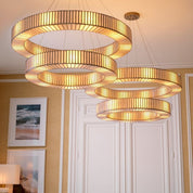 Lámpara de araña Monari con acabado en latón antiguo