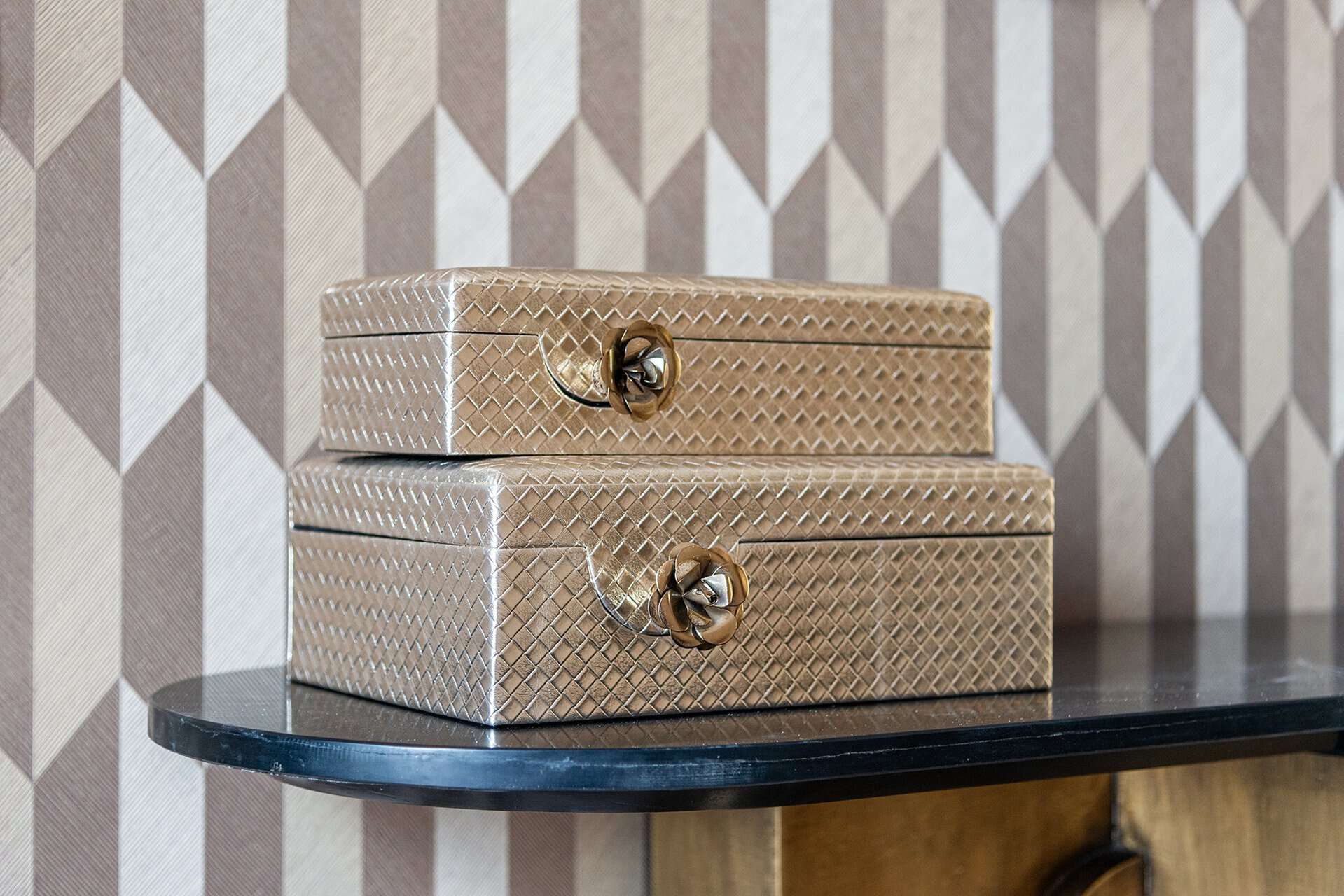 Consola Maddox (Negro/dorado)