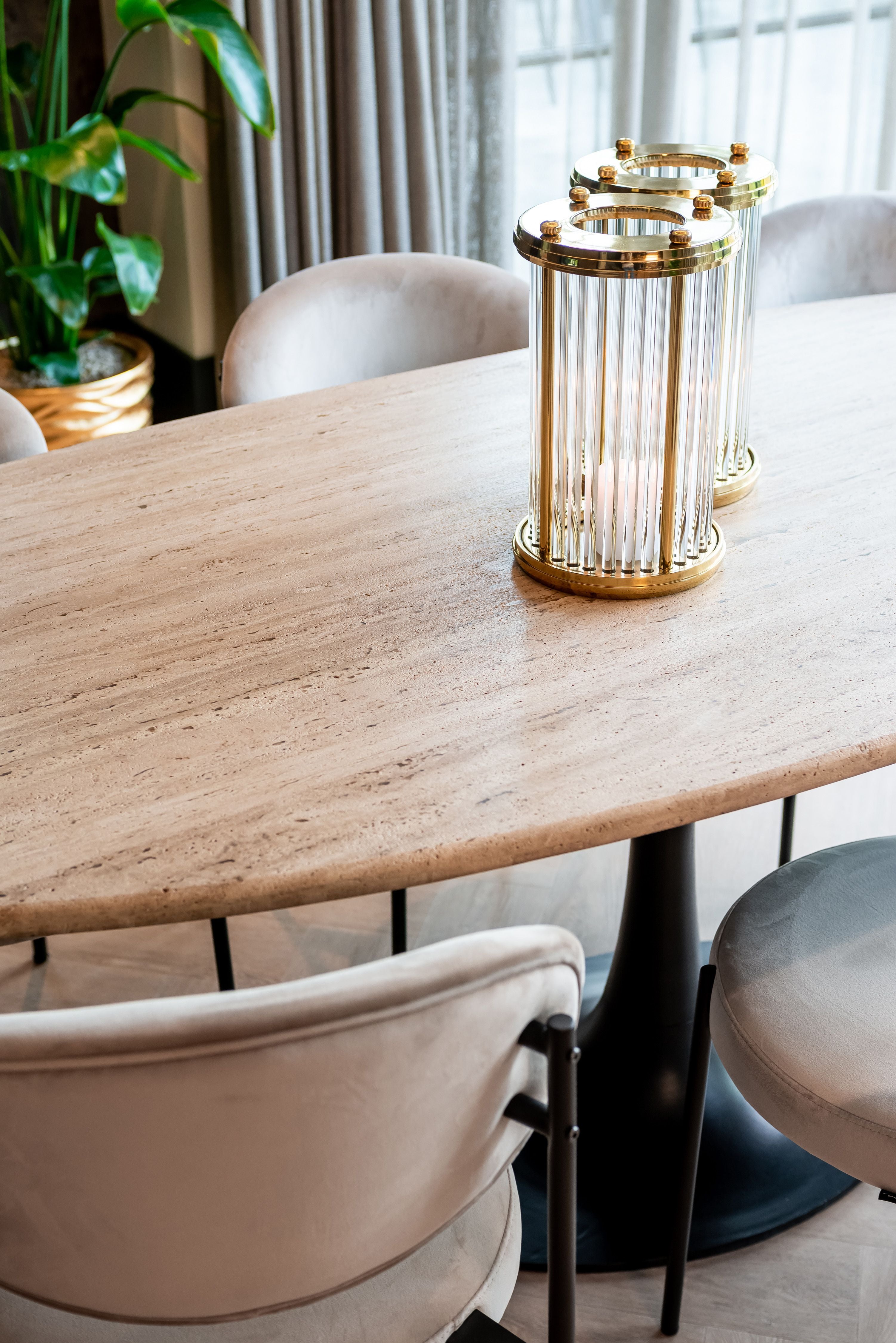 Lujo Luxery Living -  table glance