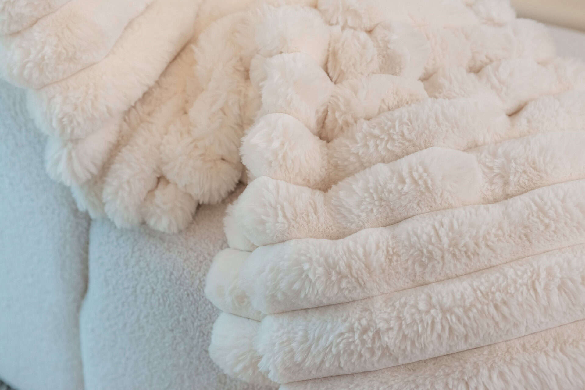Furry blanket Amin (White)