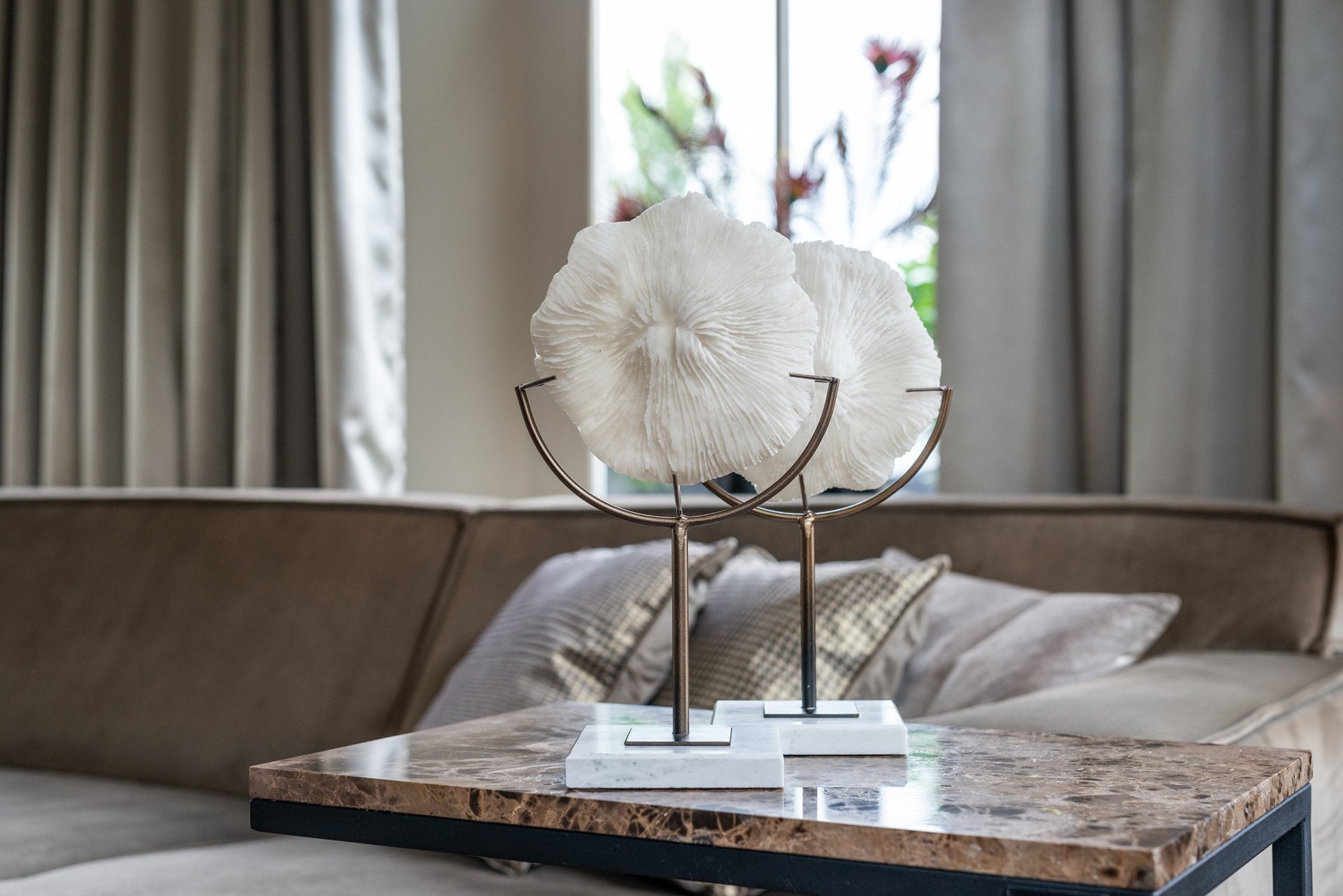 Faux coral Jada on standard (White)